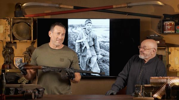 Battle Treasures With Foxy And Bruce - Iconic Assault Rifles