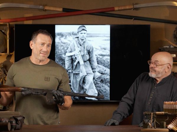 Battle Treasures With Foxy And Bruce - Iconic Assault Rifles