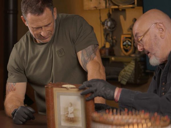 Battle Treasures With Foxy And Bruce - Amazing Escapes