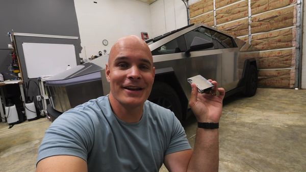 JerryRigEverything - Chevy EV and Gold Tesla Cybertruck Review