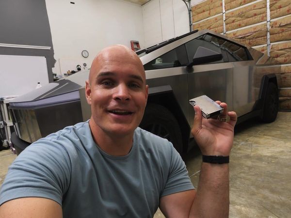 JerryRigEverything - Chevy EV and Gold Tesla Cybertruck Review