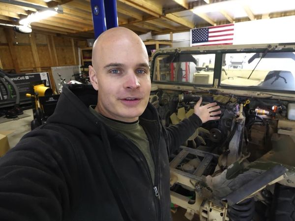 JerryRigEverything - How to Build an Electric Hummer