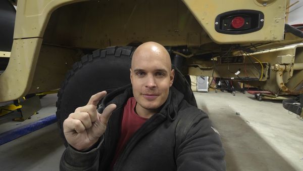 JerryRigEverything - Can I Fit Tesla Batteries in My Electric Hummer?