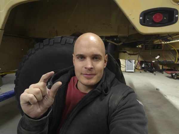 JerryRigEverything - Can I Fit Tesla Batteries in My Electric Hummer?