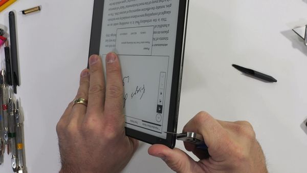 JerryRigEverything - E Ink Displays