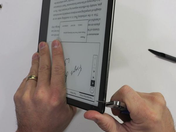 JerryRigEverything - E Ink Displays