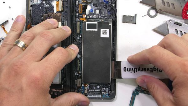 JerryRigEverything - Samsung Flip vs. Razr+ Teardown