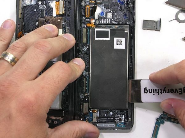 JerryRigEverything - Samsung Flip vs. Razr+ Teardown