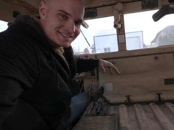 JerryRigEverything - Making the Electric Hummer Legal