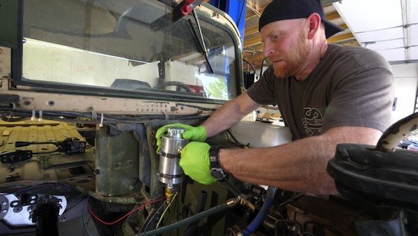 JerryRigEverything - Adding Brakes to the Electric Hummer