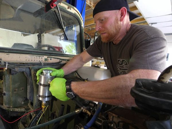 JerryRigEverything - Adding Brakes to the Electric Hummer